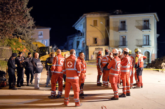  الحماية المدنية فى إيطاليا تبحث عن جثث أسفل العقارات المنهارة